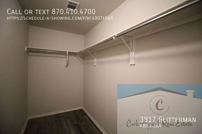 Building Photo - $900 move in special!! Spacious 4 bed, 2 b...