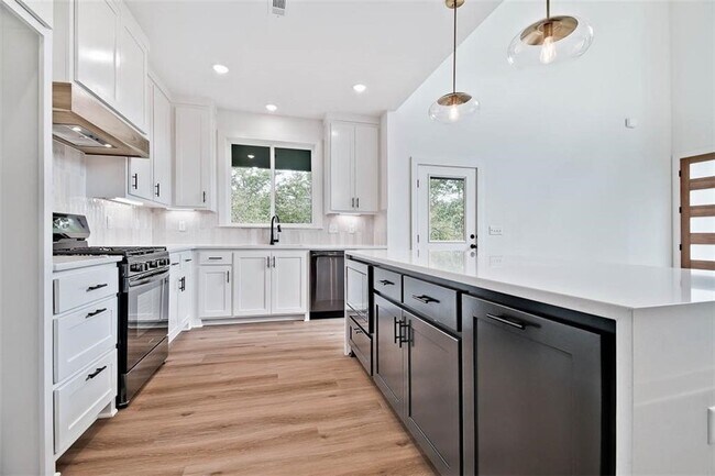 Building Photo - 32 Coalburn Dr