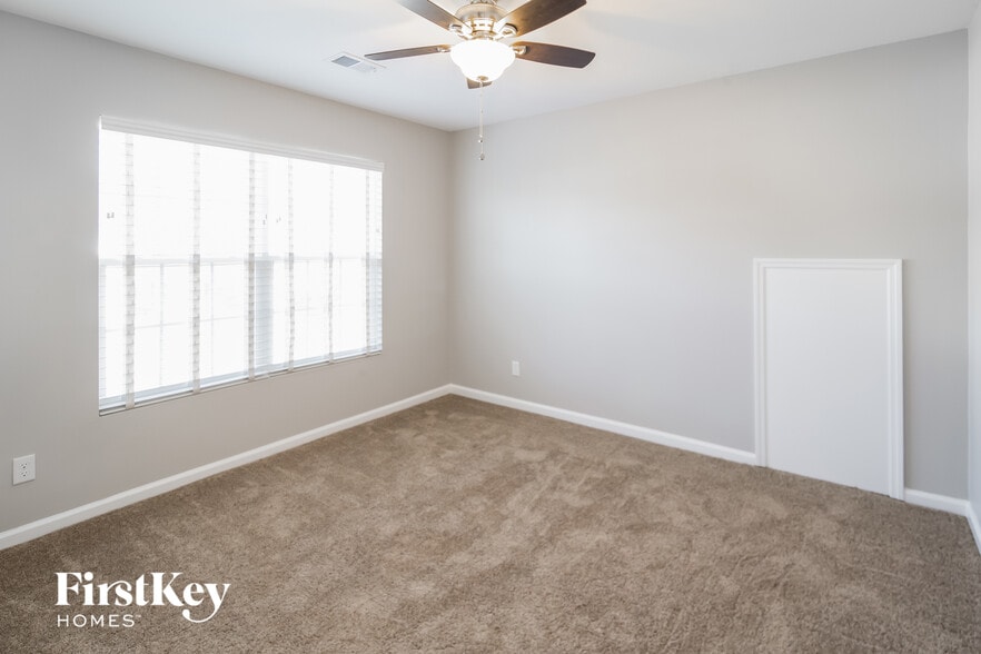 Building Photo - 521 Lateleaf Dr