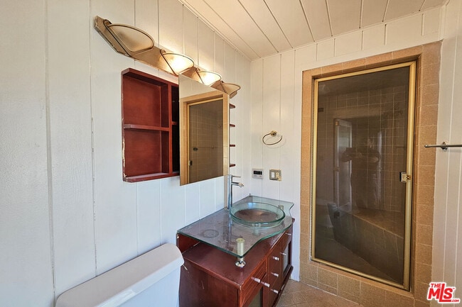 Building Photo - 9321 Donna Ave