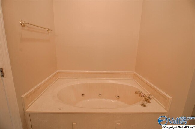 Building Photo - 736 Hobbs Rd SE