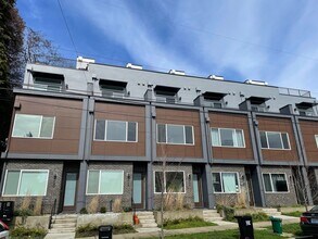 Building Photo - 4-Star Green Built 3-bed, 2 bath Modern Townhome with Views!