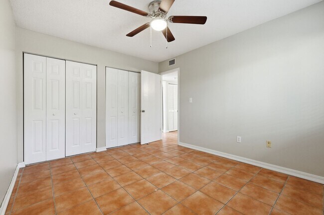 Building Photo - Charming 2 Bedroom with community pool!
