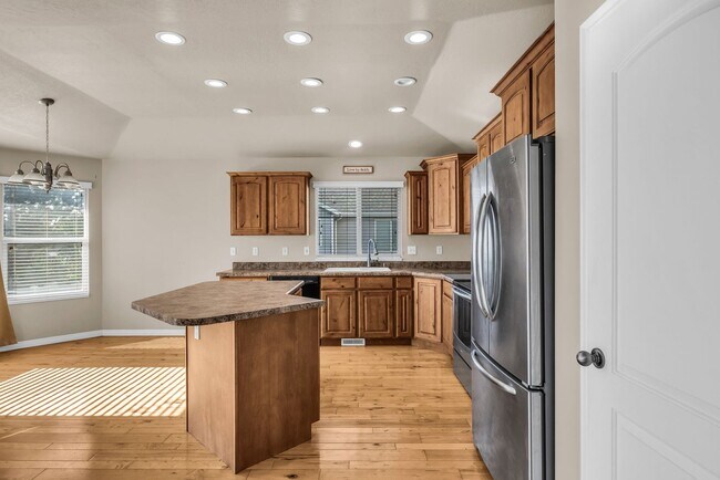 Building Photo - 574 E 200 N
