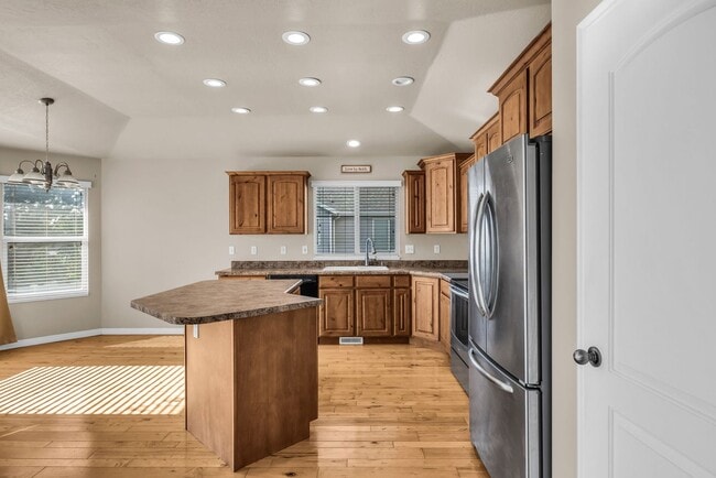 Building Photo - Beautiful 3 Bedroom Rambler in the Heart of Kaysville
