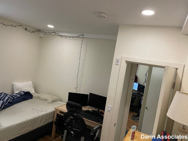 Building Photo - 37 Day St