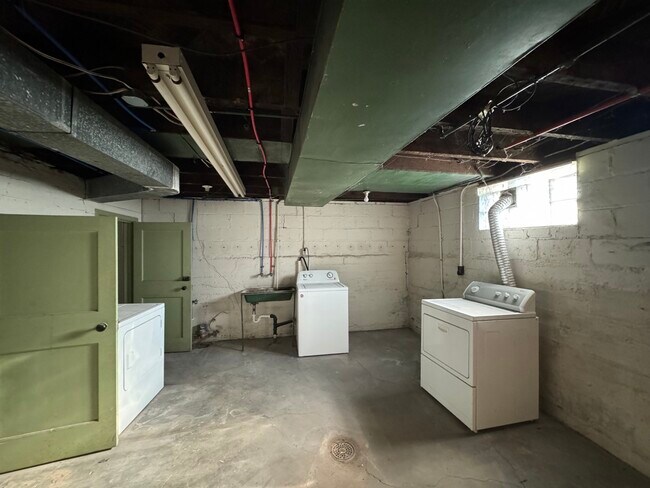 Building Photo - 1002 B St