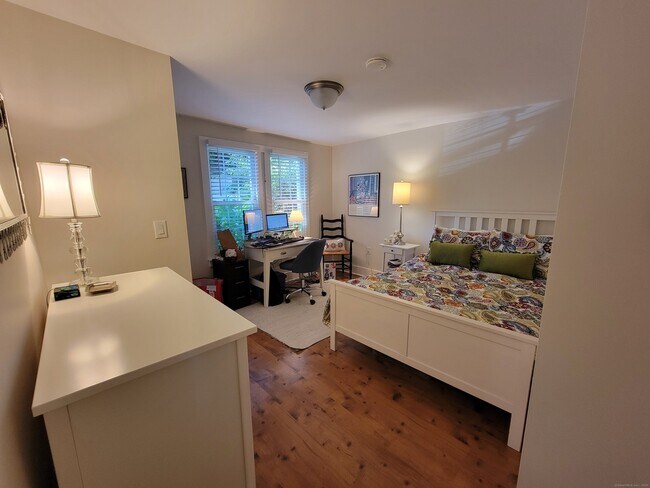 Building Photo - 8 W Main St