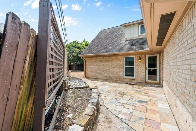 Building Photo - 3315 Crestdale Dr