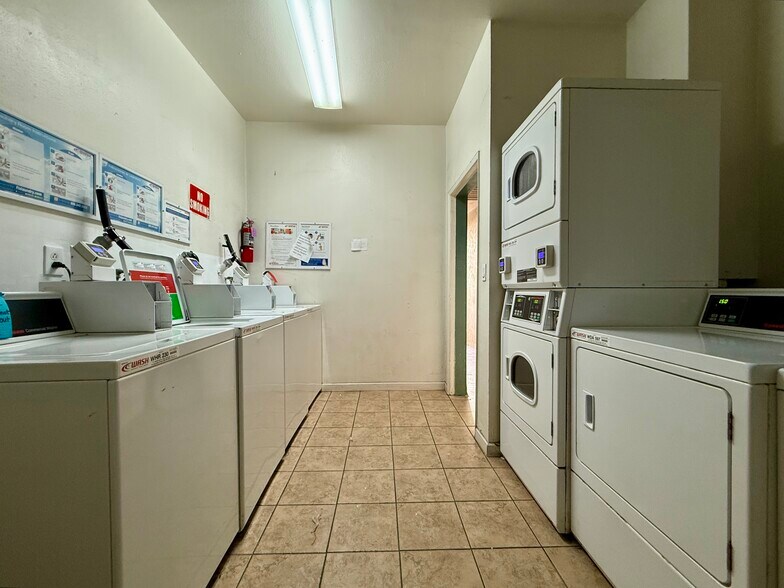 Building Photo - 5320 Zelzah Ave