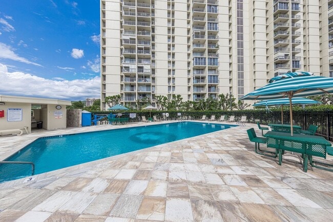 Building Photo - 2/2 Condo with 1 parking in Pool Community