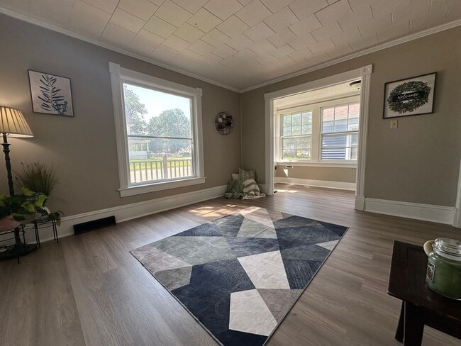 Building Photo - Renovated 3 bedroom house for rent in Wate...