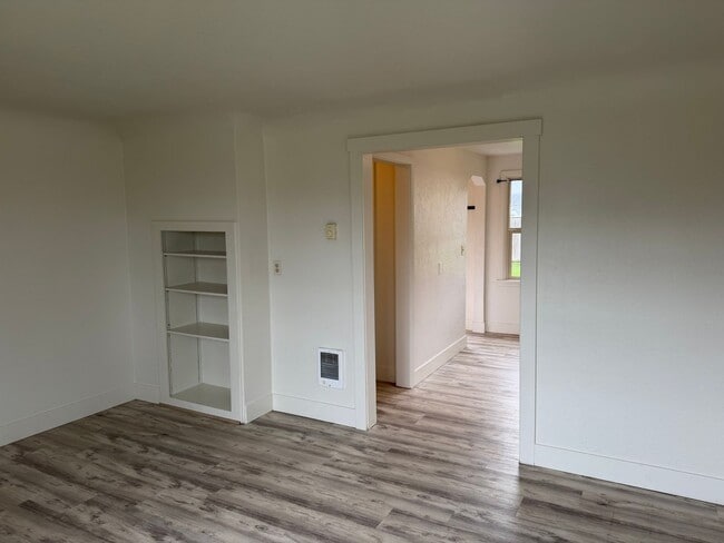 Building Photo - Charming 2 bed 1 bath house in a great neighborhood!