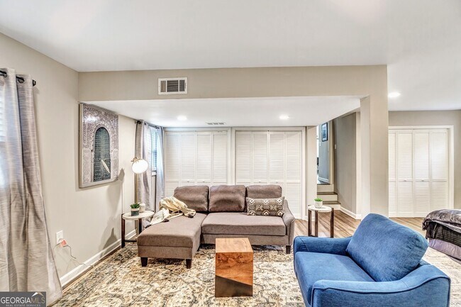 Building Photo - 3017 Valley View Dr