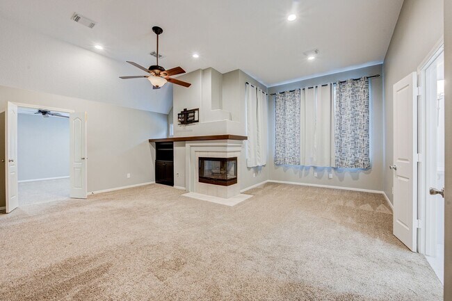 Building Photo - 5 Bed/ 3 Bath Two Story Home