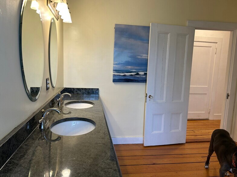 Building Photo - 331 Spring St