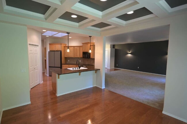Building Photo - 2 bed plus office, 2 bathroom condo in Sun...