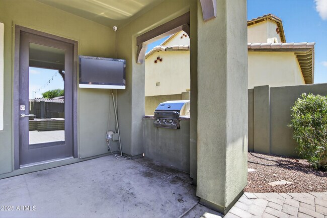 Building Photo - 20823 W Western Dr