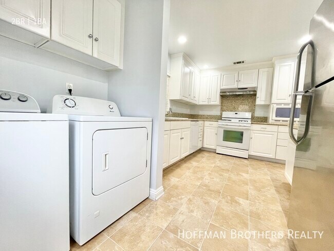 Building Photo - 806 N Las Palmas Ave