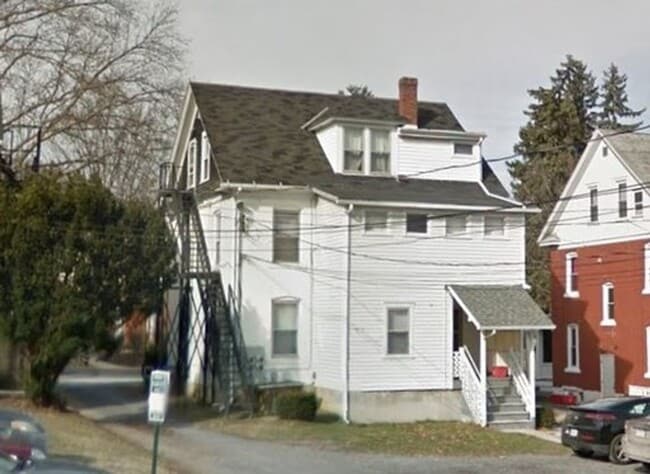 Building Photo - 712 W College Ave