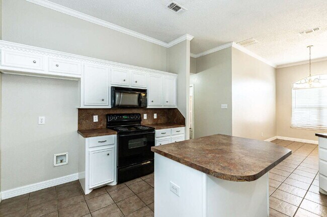 Building Photo - 3 bedroom 3 Bath House plus office