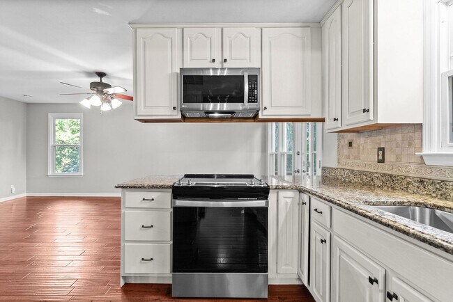 Building Photo - Pet Friendly Three Bedroom!