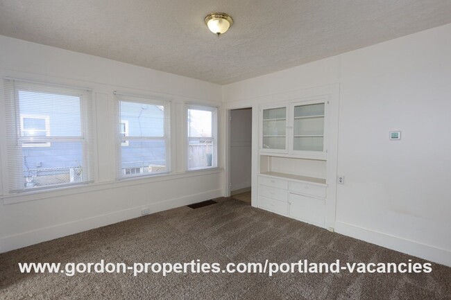 Building Photo - NE Holland St - vintage Woodlawn 2 bedroom...