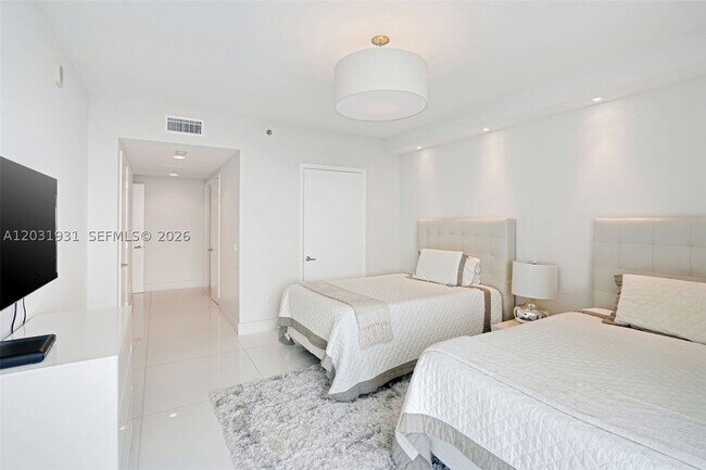Building Photo - 2711 S Ocean Dr
