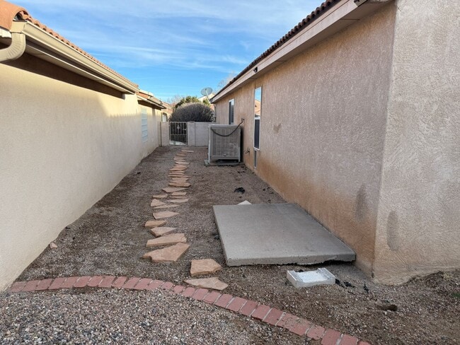 Building Photo - Nice 3Br, 2Ba, fireplace in living room, landscaped yards, great location.