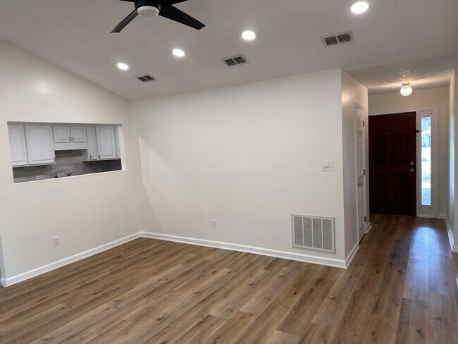 Building Photo - 112 Teal Lake Dr