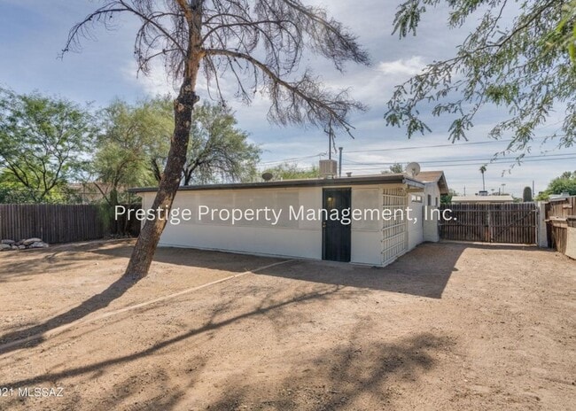 Building Photo - Charming, Updated  Brick Home in Central Tucson with Huge Yard!