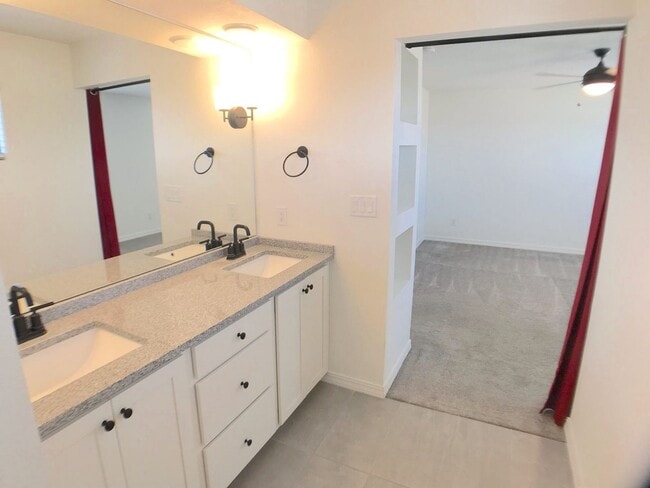 Building Photo - Gorgeous, Newer 3 bedroom in Los Lunas! Op...
