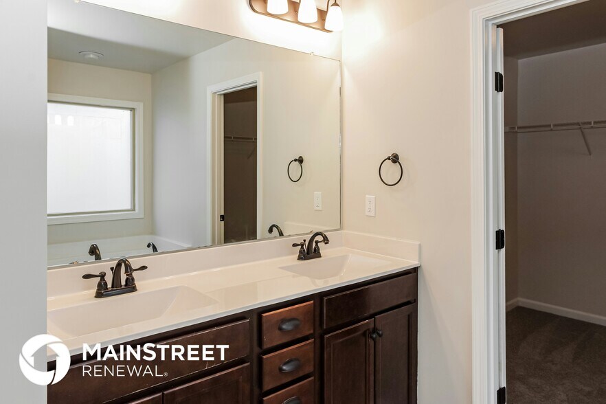 Building Photo - 213 Iron Cir