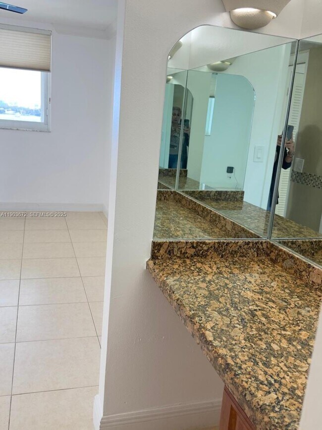 Building Photo - 2910 Point E Dr