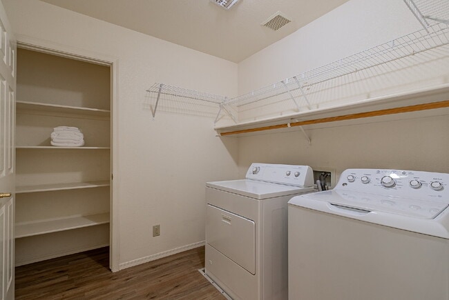 Building Photo - "Well Maintained 2-Bedroom, 2 Bathroom hom...