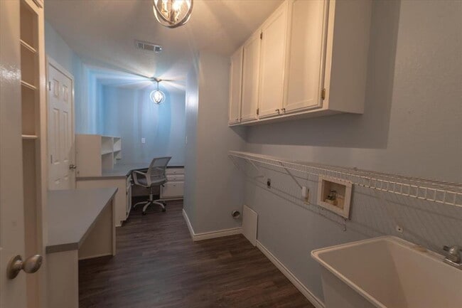 Building Photo - 300 Las Plumas Dr