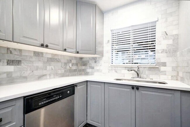 Building Photo - Spacious 2-Bed, 2-Bath First Floor Apartme...