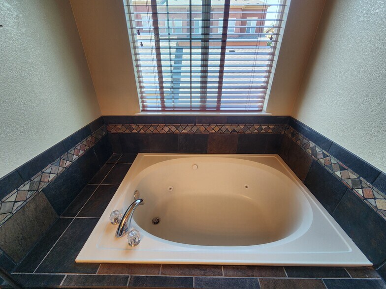 Building Photo - 9509 Cedarhurst Ln
