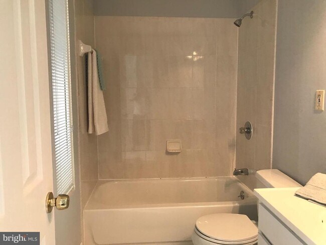 Building Photo - 1231 Linden Pl NE