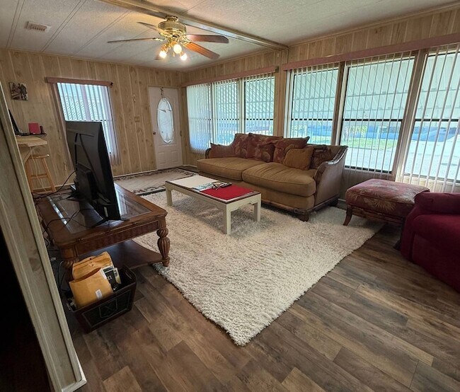 Building Photo - 128 Needle Palm Ln