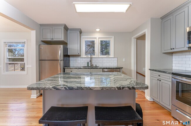 Building Photo - 233 Unionville Ave