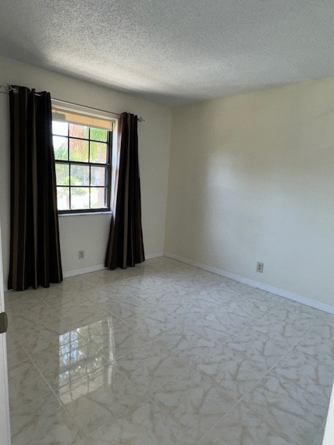 Building Photo - Oaks IV - NN202