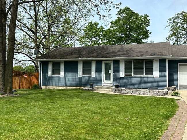 Building Photo - 3 bedroom, 2 Full Bathroom Single Family H...