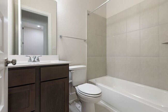 Building Photo - 626 Bay Breeze Dr