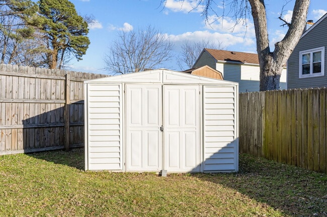 Building Photo - 1012 Danbury Cir