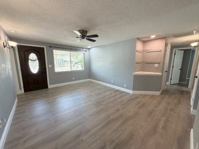 Building Photo - "Spacious 4-Bedroom Retreat with 2 Full Baths in Beautiful Seminole!"