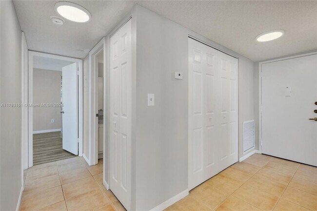 Building Photo - 1300 NE Miami Gardens Dr