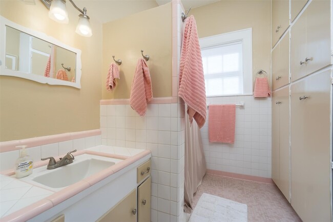 Building Photo - 2927 Bernardo De Galvez Ave