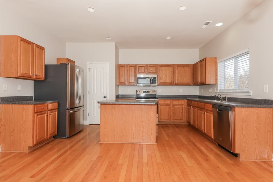 Building Photo - 4800 Abercromby St