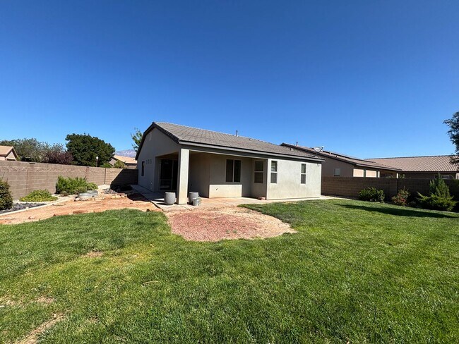 Building Photo - SPACIOUS HOME FOR RENT!